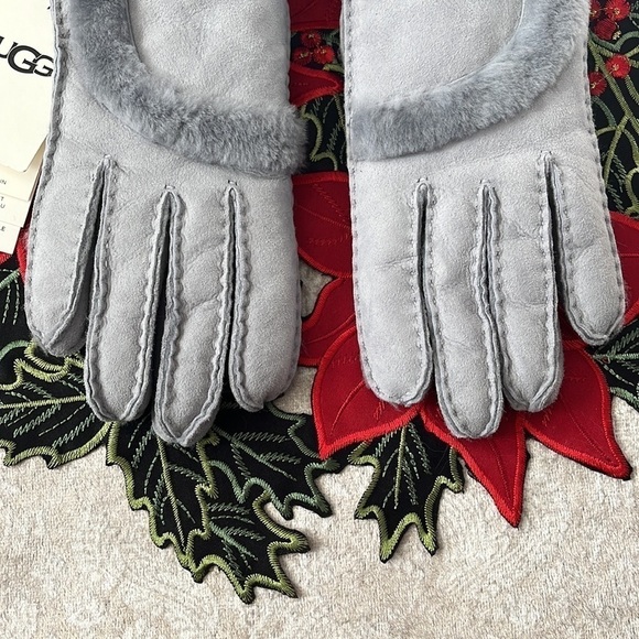 Brand New UGG Shearling Sheepskin Handsewn Touchscreen Gray Gloves Leather Trim - Picture 5 of 15